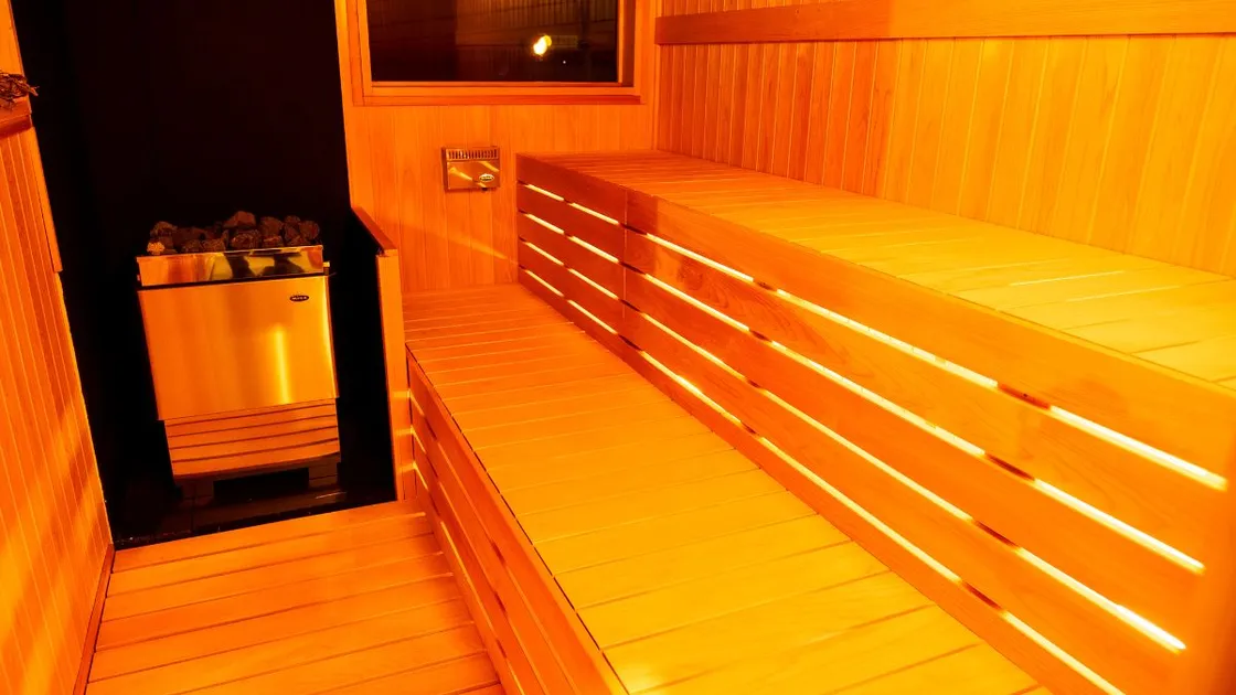 広いサウナを完備(10人以上)