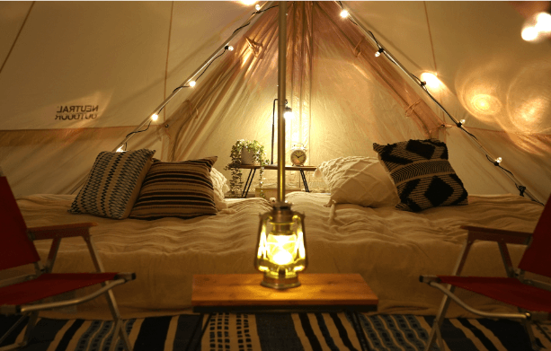 グランピングテントは暖かくほっとする雰囲気